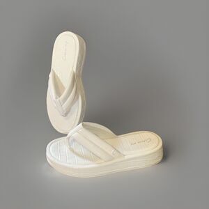 Circus NY Laina White Platform Sandals Womens Thong Slip On Cushioned Size 10